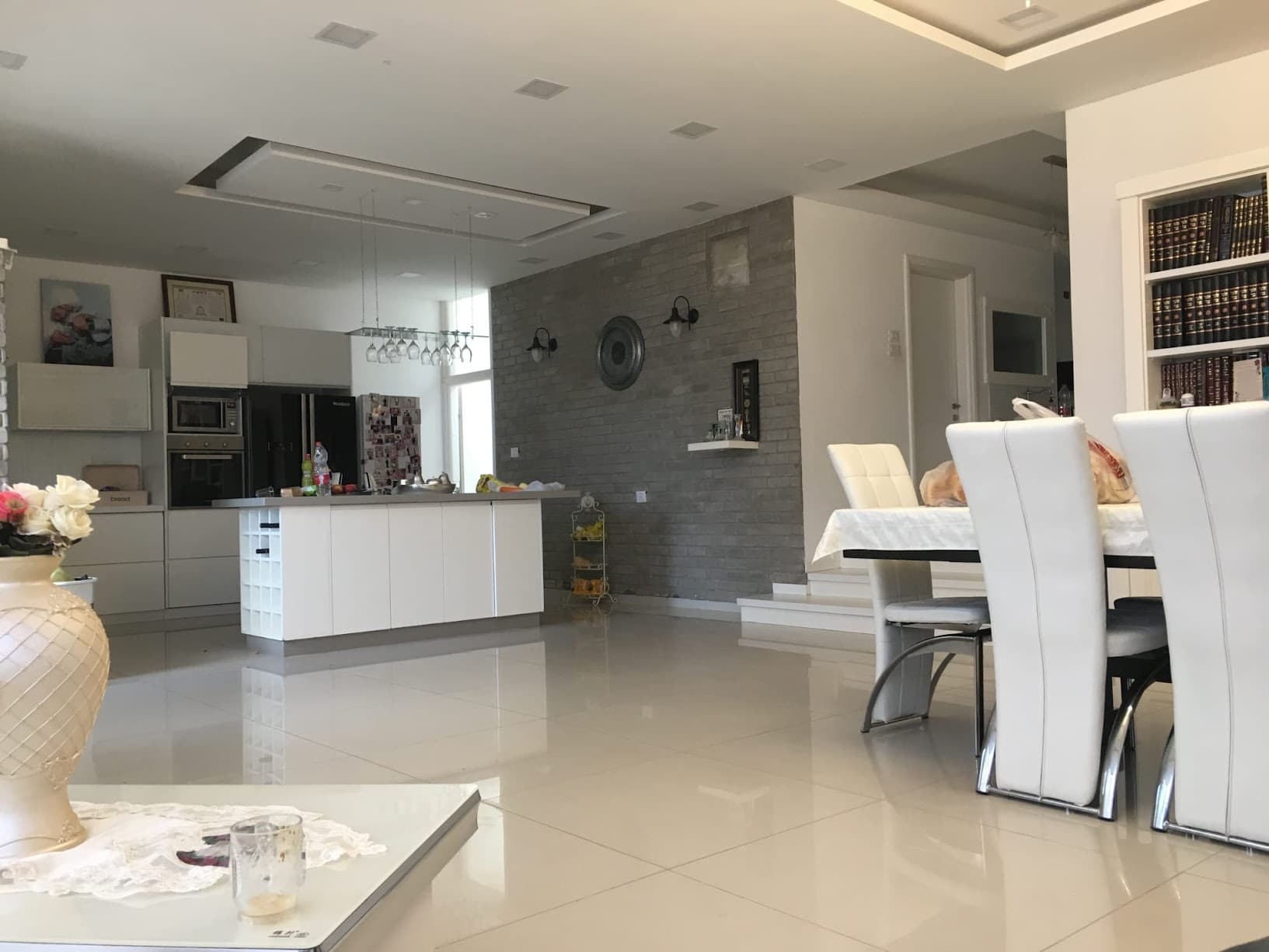 דירת יוקרה עם ריצוף מבריק — חידוש רובה בבית פרטי