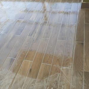 ריצוף חוץ ומרפסת עם מעקה זכוכית — רובה לחוץ