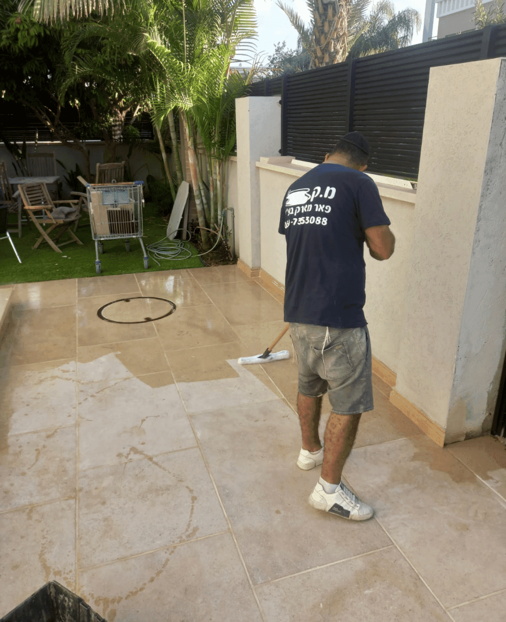 קובי מארק בעבודה — חידוש רובה וסילר, מ.ק פאר מארק